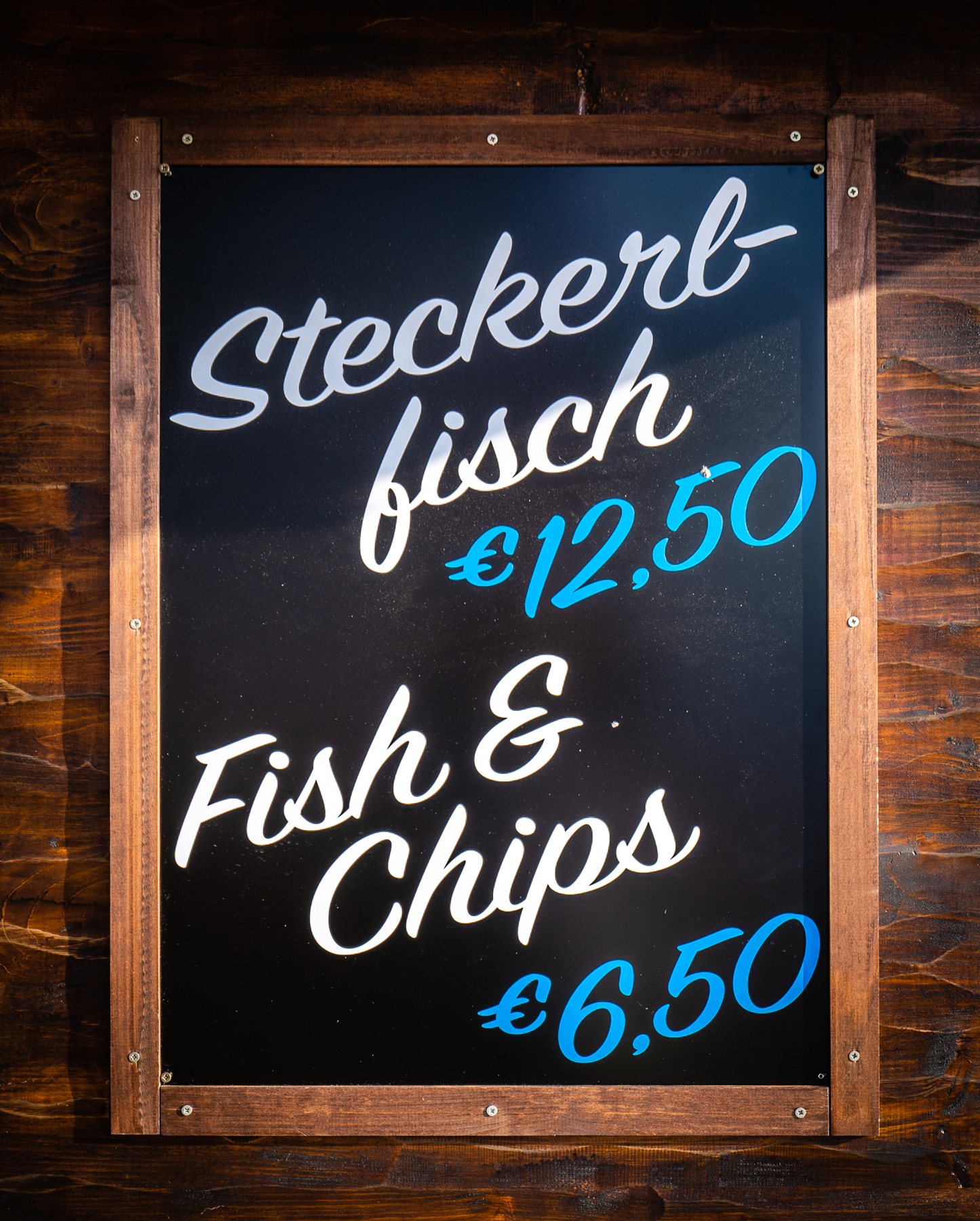 Kreidetafel: Steckerlfisch 12,50 Euro, Fish and Chips 6,50 Euro